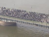 Протестанты против полиции на мосту в Египте (16.0 мб)
