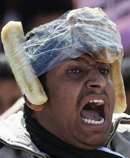 Самодельные шлемы египетских демонстрантов (10 фото)