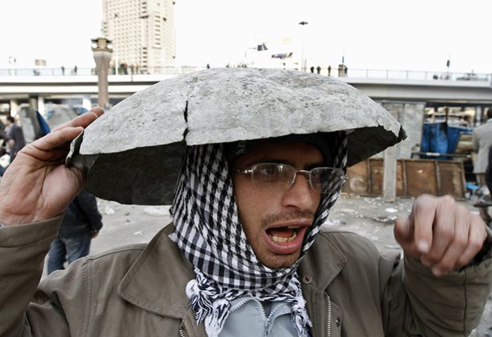 Самодельные шлемы египетских демонстрантов (10 фото)