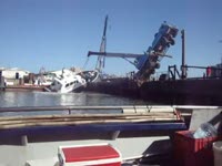 Очень неудачный спуск корабля на воду (1.7 мб)