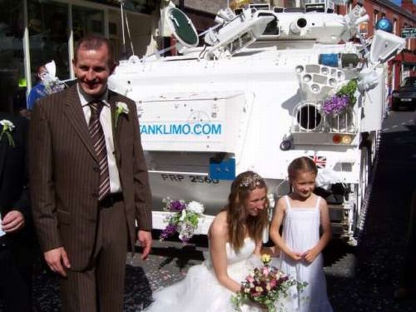 Свадьба на танке (18 фото)
