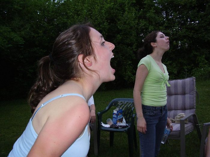Девушки ловят ртом еду (46 фото)