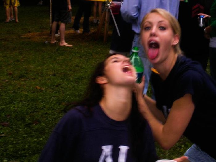 Девушки ловят ртом еду (46 фото)