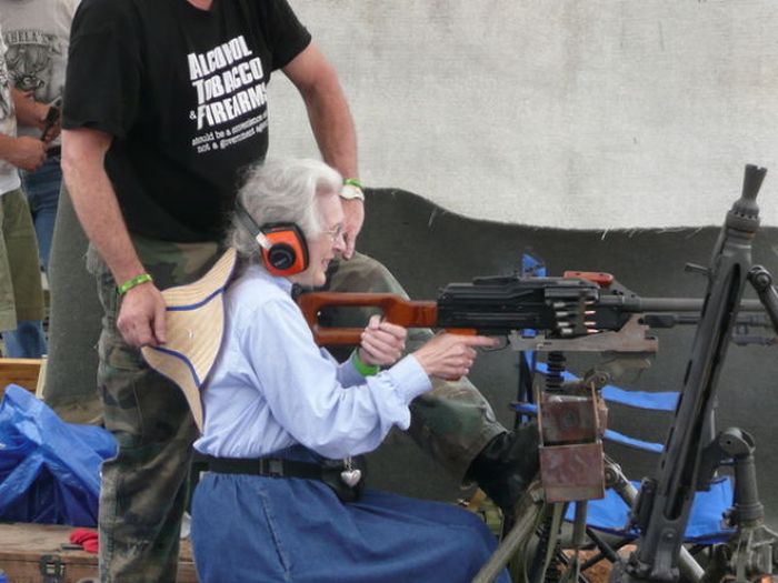 Пожилые дамы и оружие (26 фото)
