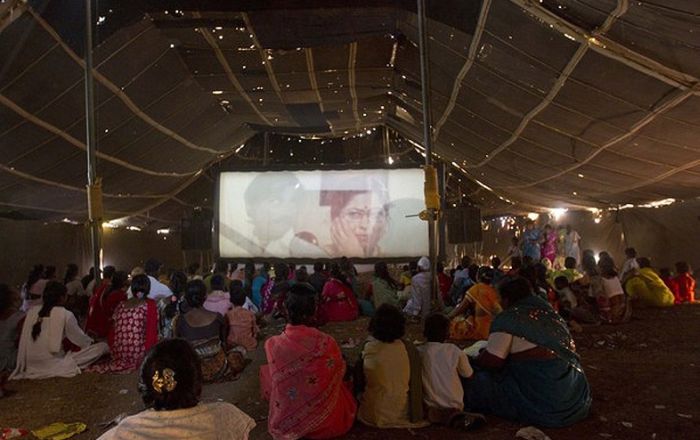 Мобильный кинотеатр в Индии (12 фото)