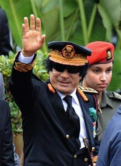Муаммар Каддафи и его женщины-телохранители (38 фото)