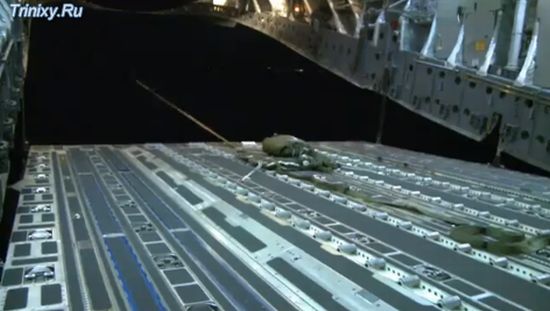Сброс военной техники из самолета (3.8 мб)