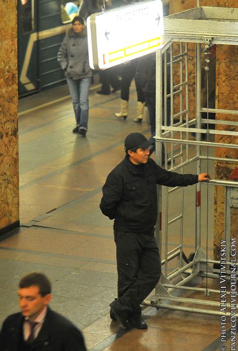 Нелегальный рынок в московском метро (17 фото)