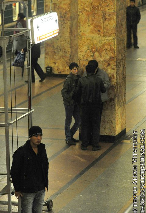 Нелегальный рынок в московском метро (17 фото)