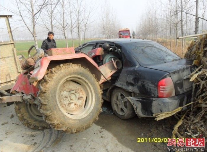 Трактор против автомобиля (7 фото)