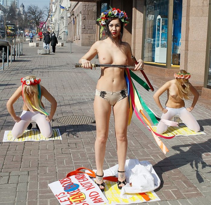 Femen поддержали японцев (17 фото) НЮ