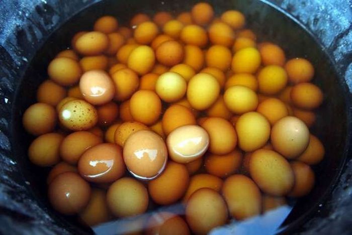 Яйца, сваренные в моче (4 фото)