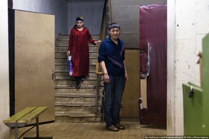 Нелегальное общежитие гастарбайтеров на окраине Москвы (19 фото)