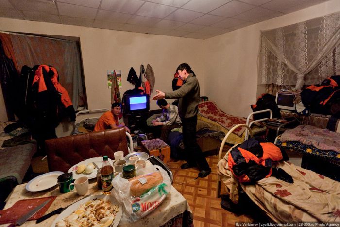 Нелегальное общежитие гастарбайтеров на окраине Москвы (19 фото)