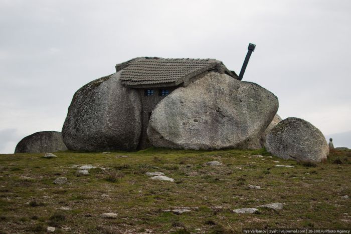 Сказочный дом внутри камня (21 фото)