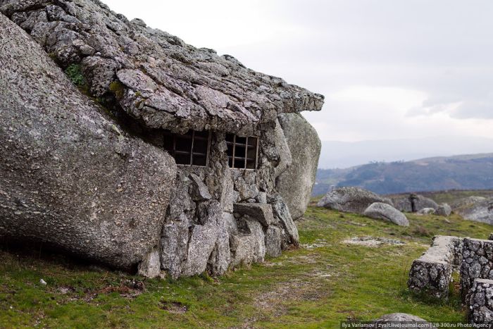 Сказочный дом внутри камня (21 фото)