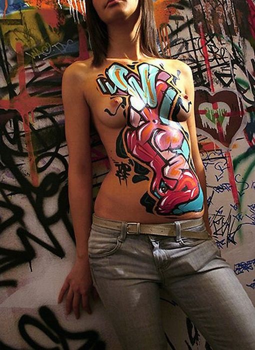 Граффити на женском теле (28 фото)