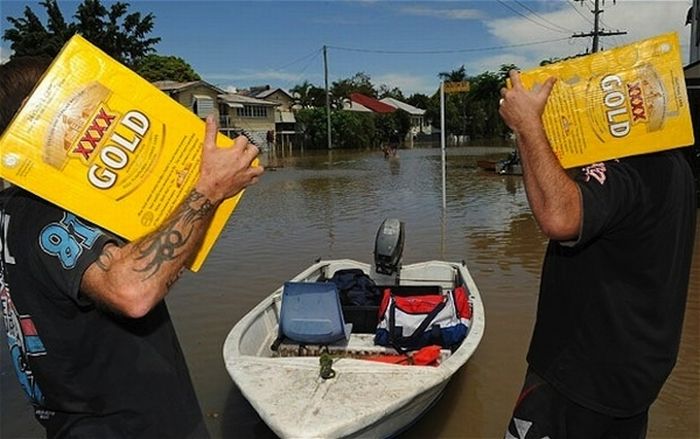 Люди, напивающиеся во время наводнения (30 фото)