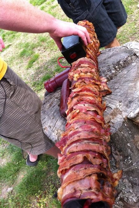 Базука из бекона и колбасы (9 фото)
