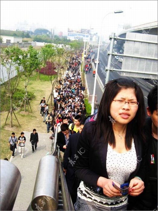 Посетители Шанхайского Авто Шоу (13 фото)