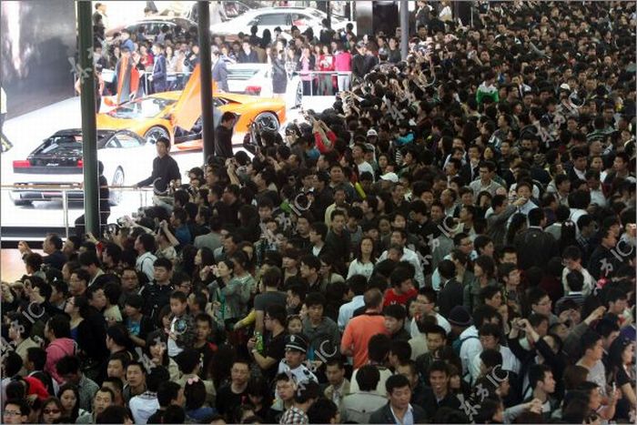 Посетители Шанхайского Авто Шоу (13 фото)