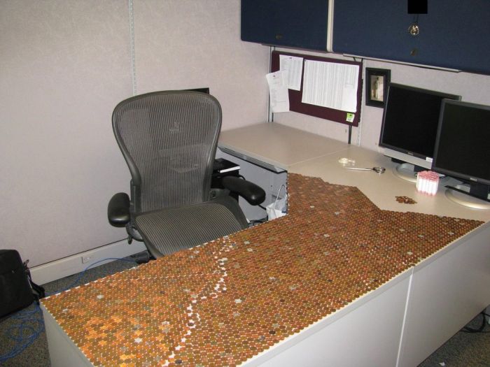 Стол в одноцентовых монетах (17 фото)