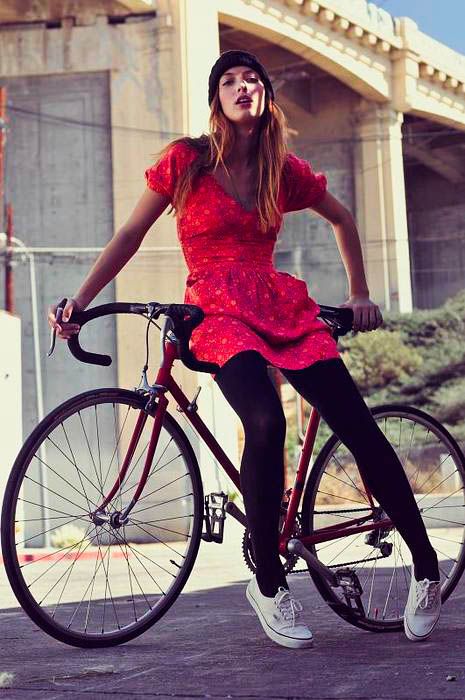 Красивые девушки на велосипедах (110 фото)
