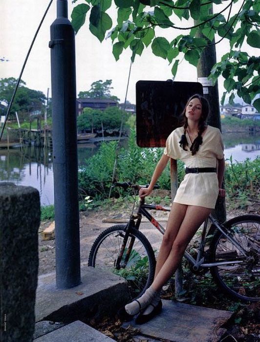 Красивые девушки на велосипедах (110 фото)