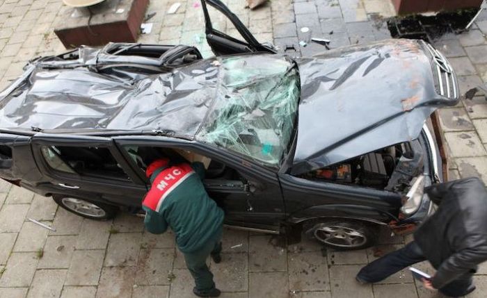 Внедорожник Мерседес упал с многоэтажного паркинга (14 фото)