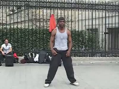 Невероятный танец уличного танцора в Париже (11.1 мб)