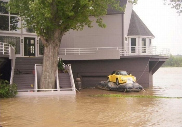 Как спасти дорогой автомобиль от наводнения (9 фото)