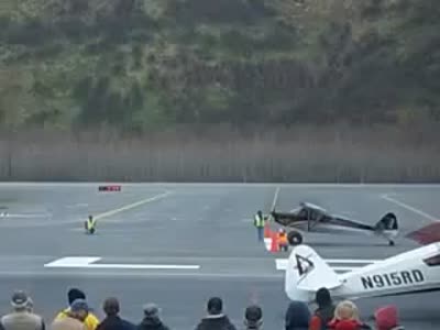 Приземлился на очень короткую посадочную полосу (2.5 мб)