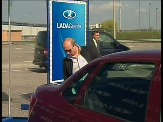 В.В. Путин и заклинивший багажник Lada Granta (4.8 мб)