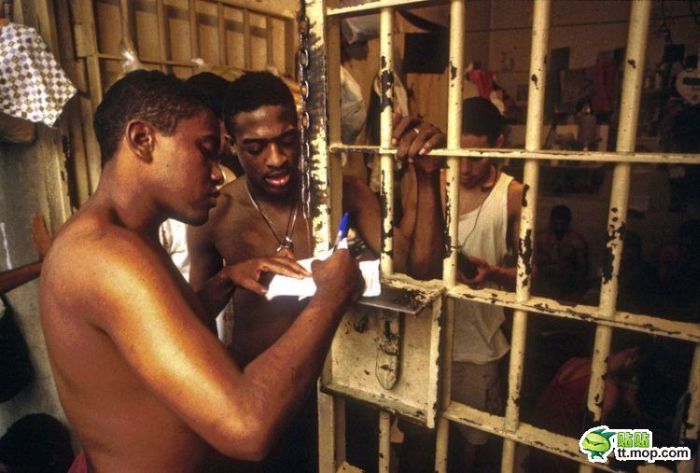 Бразильская тюрьма (25 фото)