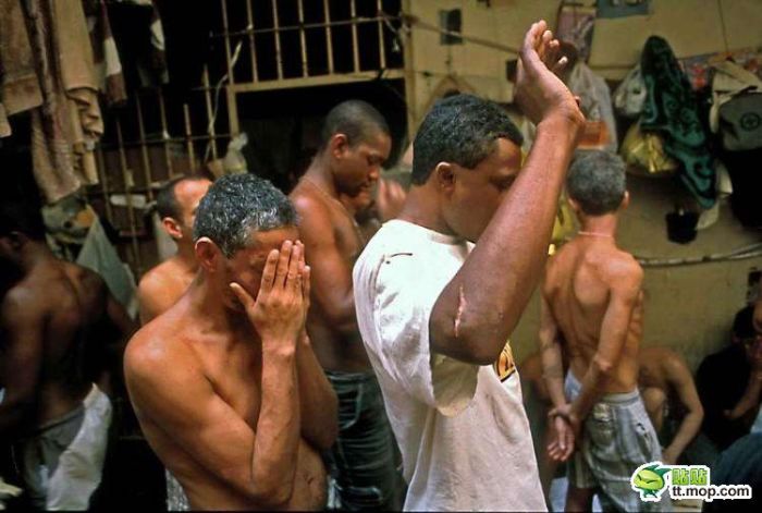 Бразильская тюрьма (25 фото)