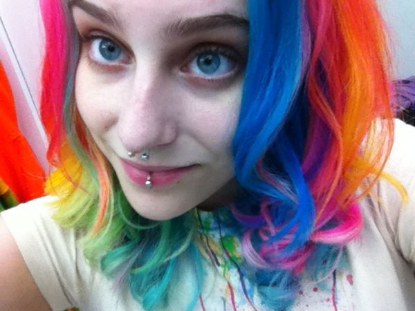 Кто такая девушка с разноцветными волосами