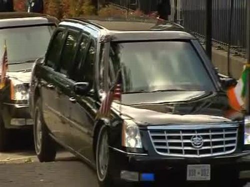 Автомобиль Обамы застрял на выезде из посольства США в Дублине (4.5 мб)