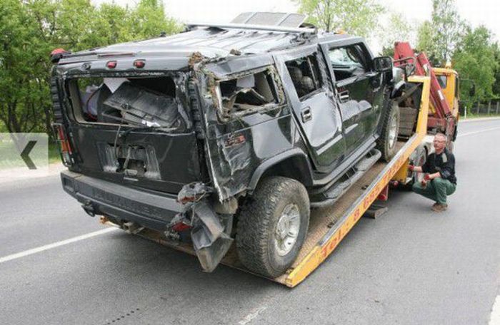 Пьяная женщина разбила Hummer (4 фото)