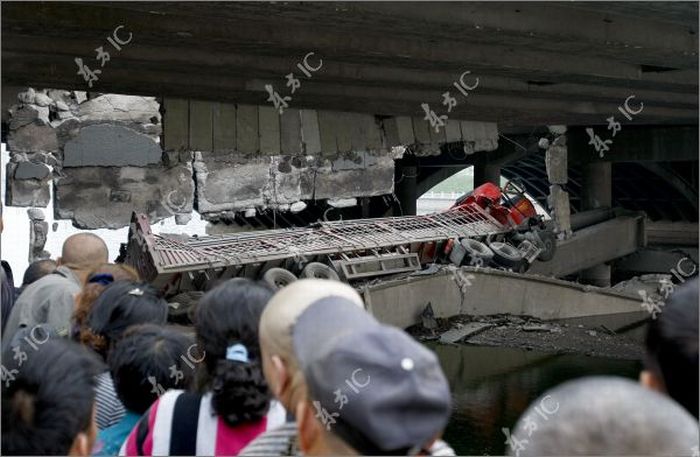 Грузовик рухнул с моста (11 фото)