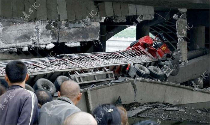 Грузовик рухнул с моста (11 фото)