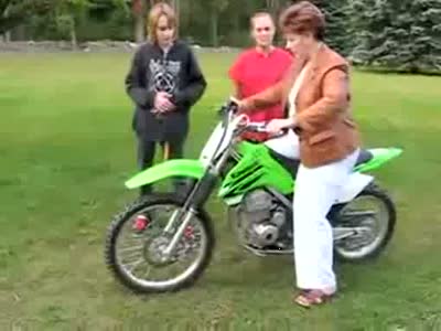 Женщина на мотоцикле сбила свою маму на инвалидной коляске (6.3 мб)