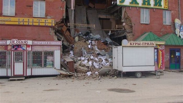 Обвал стены торгового центра в Кургане (7 фото)