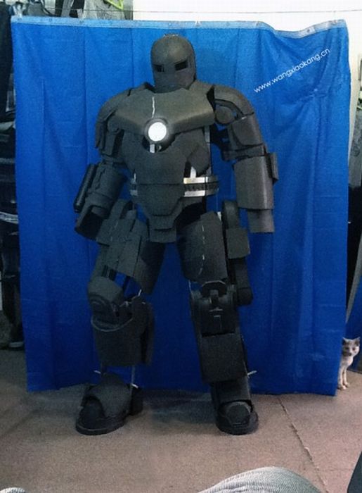 Очень реалистичный костюм Iron Man Mark I (62 фото + видео)
