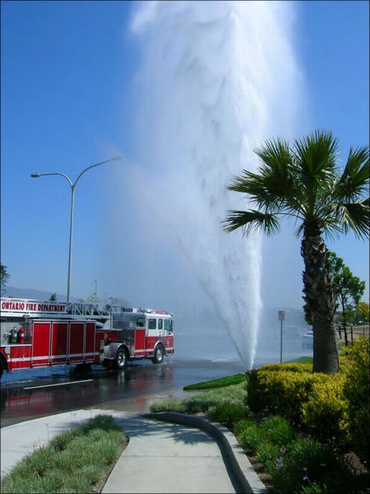 Когда срывают пожарный гидрант (27 фото)