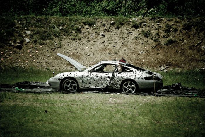Расстрелянный Porsche 911 (16 фото)