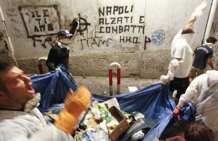 «Мусорный кризис» в Неаполе (13 фото)