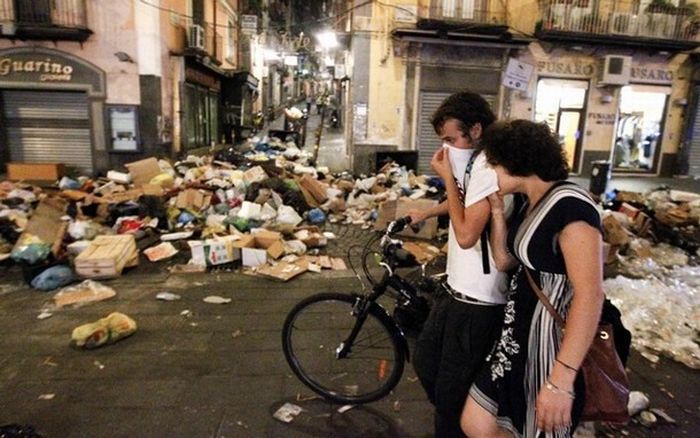 «Мусорный кризис» в Неаполе (13 фото)
