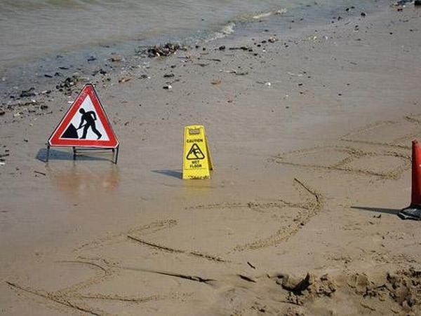 Самые странные пляжные знаки (10 фото)