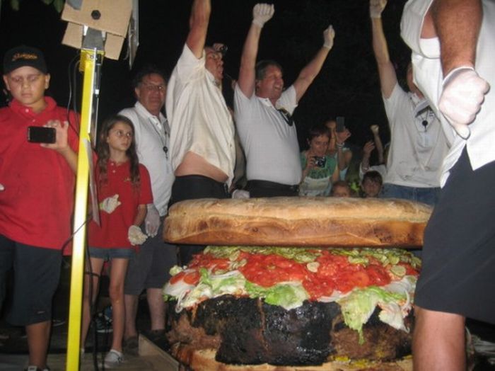 Самый большой гамбургер в мире (7 фото + видео)