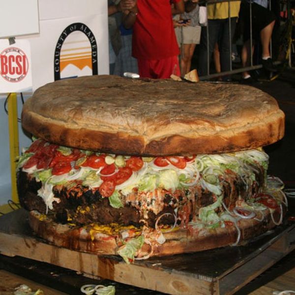 Самый большой гамбургер в мире (7 фото + видео)
